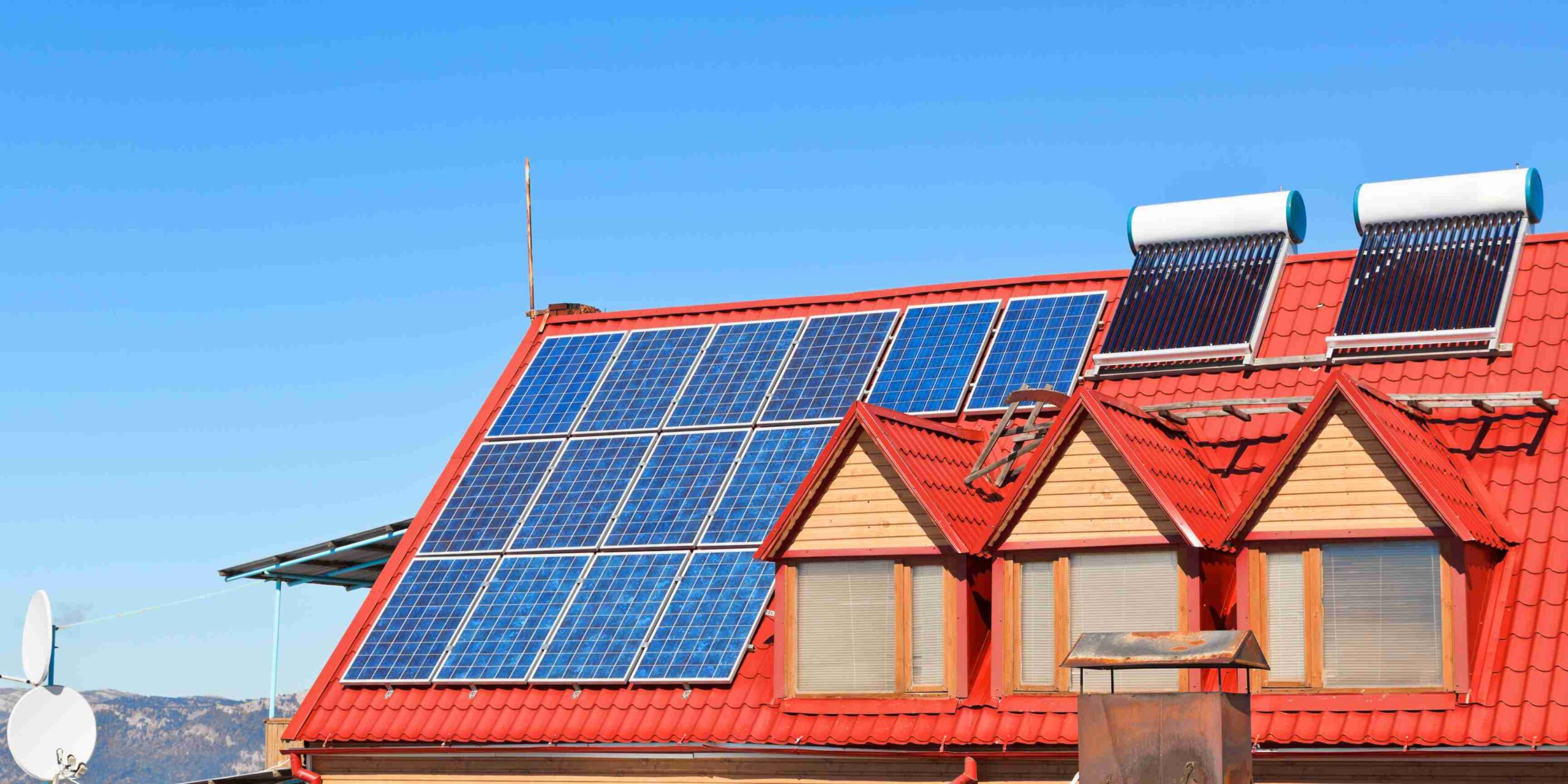 chauffe-eau solaire, maison écologique avec panneaux photovoltaïque, énergie solaire